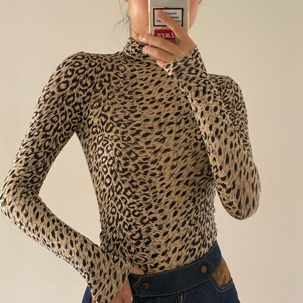 &other stories long sleeves Animal print top.